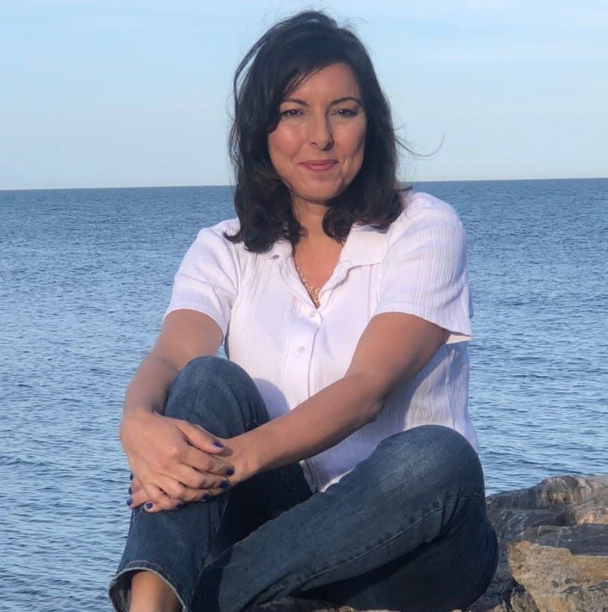 Cristina Sambeat seated by the sea